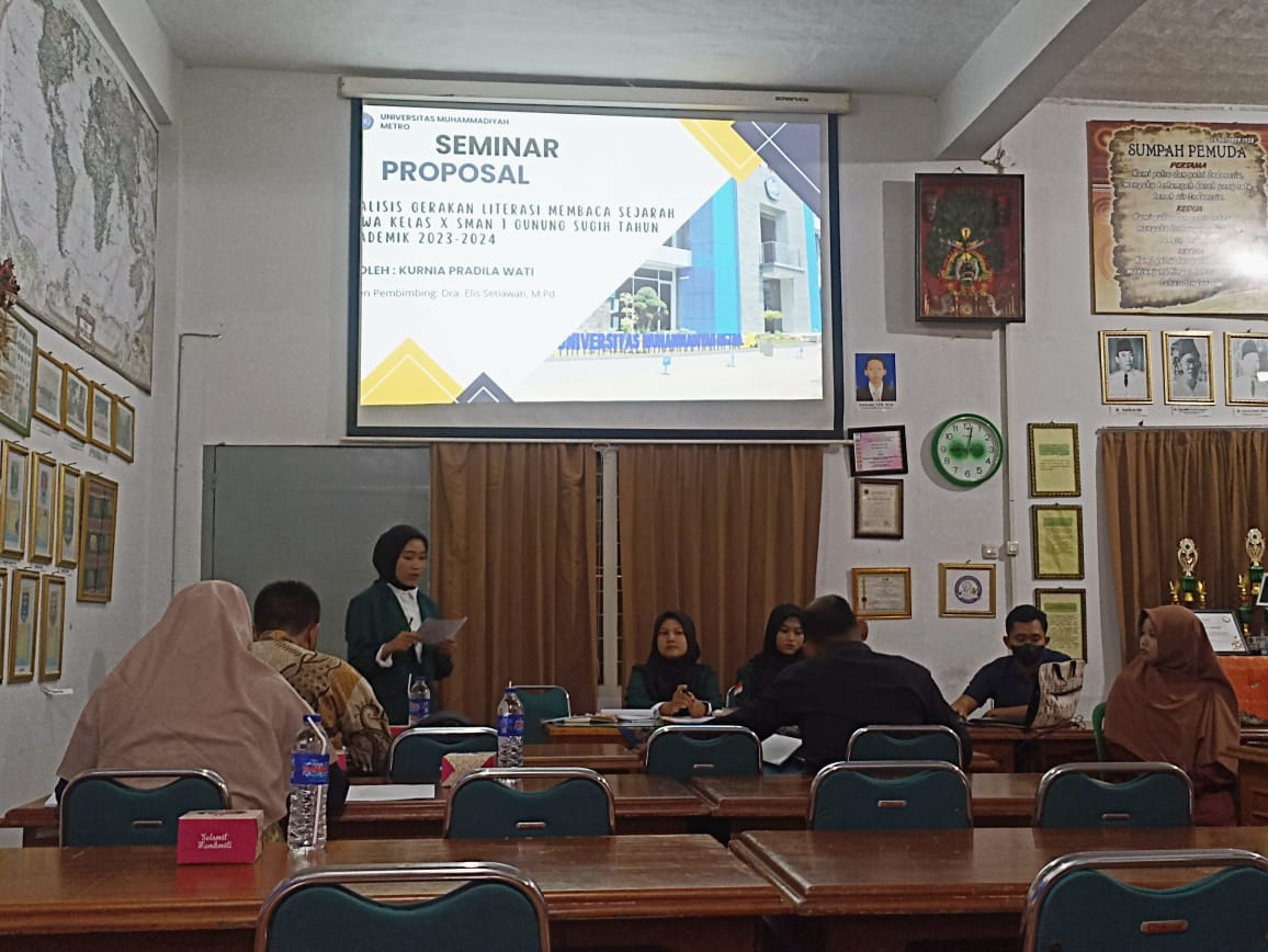 Kurnia Pradila Wati sedang mempresentasikan hasil proposal